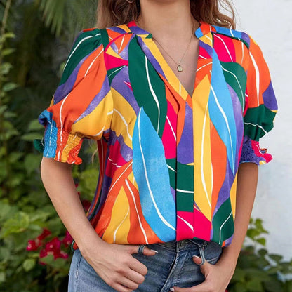 💃 חולצת נשים עם צווארון V ושרוולים תפוחים – רומנטית, פרחונית, מבד רך